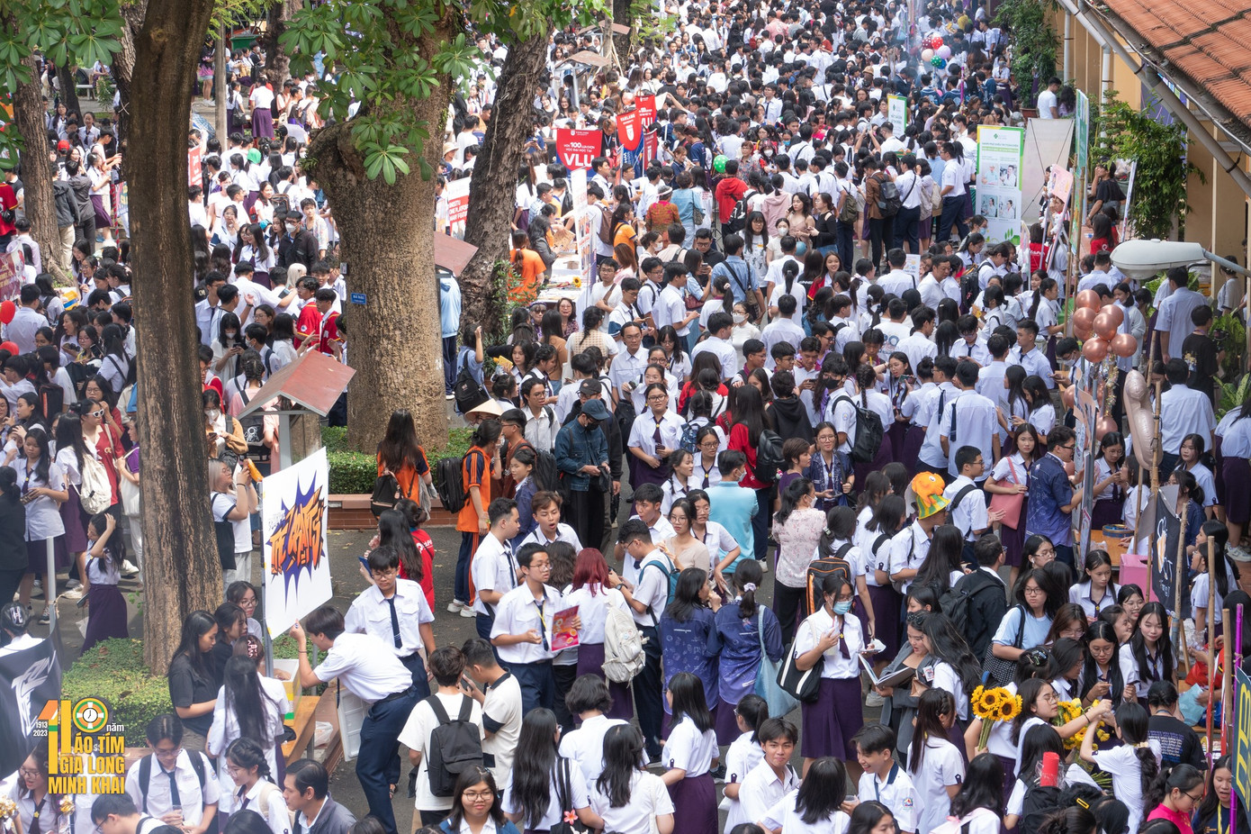 Cả sân trường được phủ kín bởi các Miki-er. Ảnh: 110 năm Áo Tím - Gia Long - Minh Khai. Cả sân trường được phủ kín bởi các Miki-er. Ảnh: 110 năm Áo Tím - Gia Long - Minh Khai.