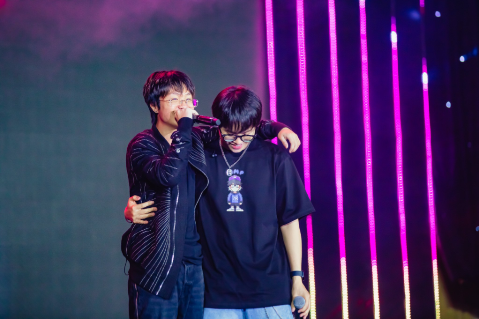 "Cặp song sinh" Low G - Obito kết hợp trình diễn hit Phong Long. Ảnh: Nam Phương