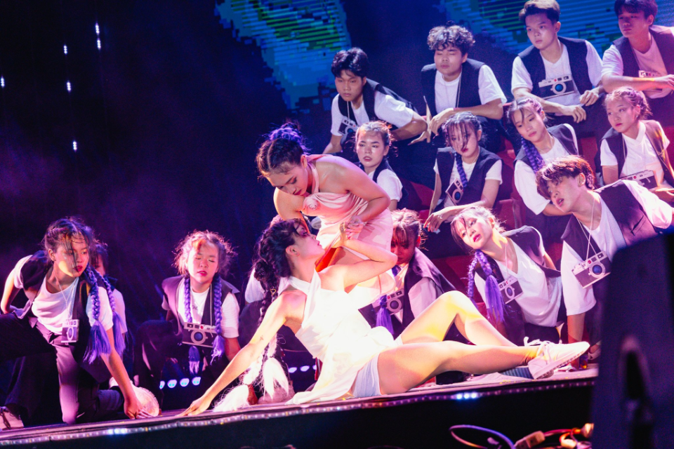 Đội Văn nghệ Minh Khai gây ấn tượng với tiết mục "Sau ánh hào quang". Ảnh: Chí Bảo