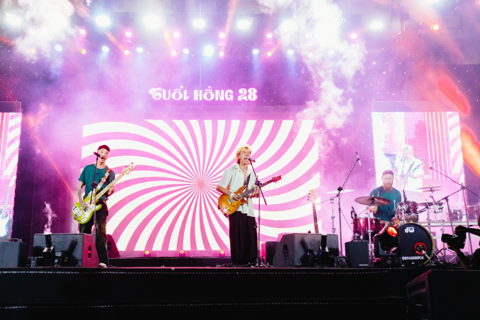 7UPPERCUTS khuấy động không khí cùng loạt hit chất Trốn tìm, NO INTERNET, YÊU. Ảnh: Như An