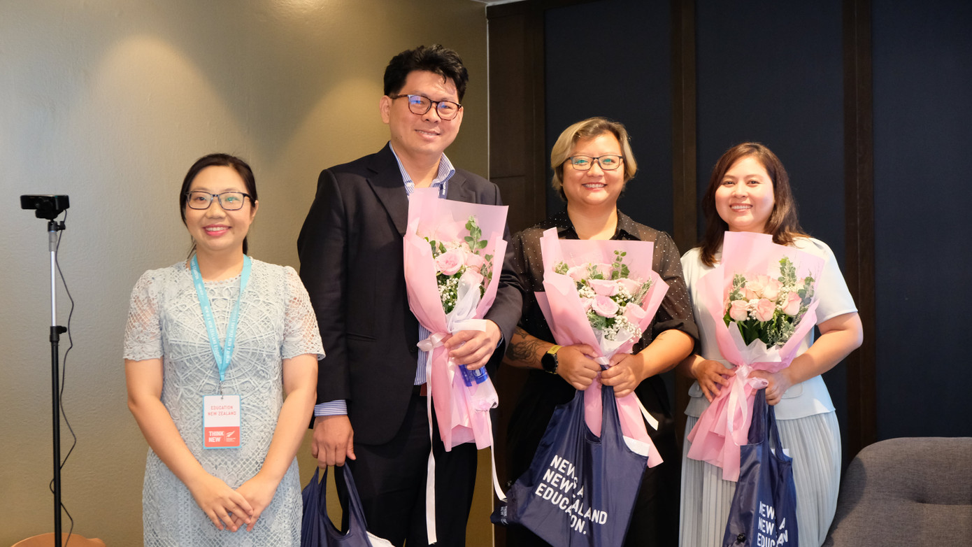 Các nhân vật và tác giả chia sẻ, cảnh đẹp, đời sống an toàn và hạnh phúc là những gì bạn sẽ được trải nghiệm khi đặt chân đến New Zealand. Ảnh: Kim Bảo Các nhân vật và tác giả chia sẻ, cảnh đẹp, đời sống an toàn và hạnh phúc là những gì bạn sẽ được trải nghiệm khi đặt chân đến New Zealand. Ảnh: Kim Bảo