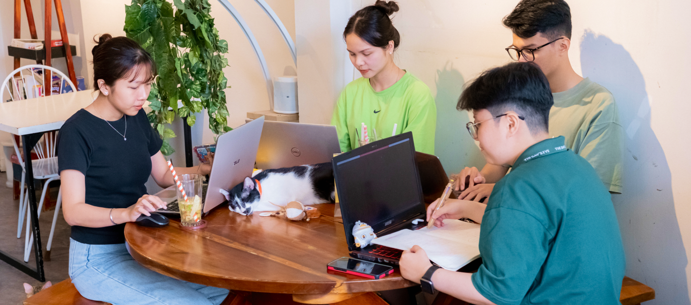 Chạy deadline đã bớt áp lực vì đã có "hoàng thượng" kế bên. (Ảnh: The Meow House) Chạy deadline đã bớt áp lực vì đã có "hoàng thượng" kế bên. (Ảnh: The Meow House)