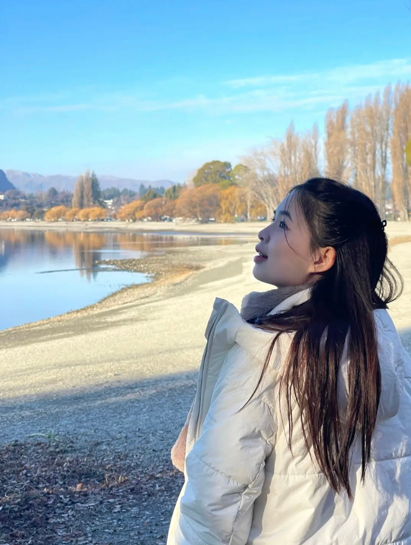 Quỳnh Hạ hiện đang sống và học tập tại xứ sở Kiwi, chia sẻ Đến New Zealand đón bình minh mới là quyển sách "gối đầu giường" cho teen "mơi" du học. Ảnh: NVCC