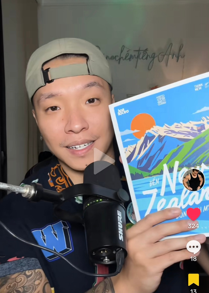 Anh Bino chia sẻ, quyển sách là ấn phẩm bỏ túi cực kỳ phù hợp cho các bạn du học sinh đang "nghía" đất nước New Zealand. Ảnh: TikTok Bino chém tiếng Anh