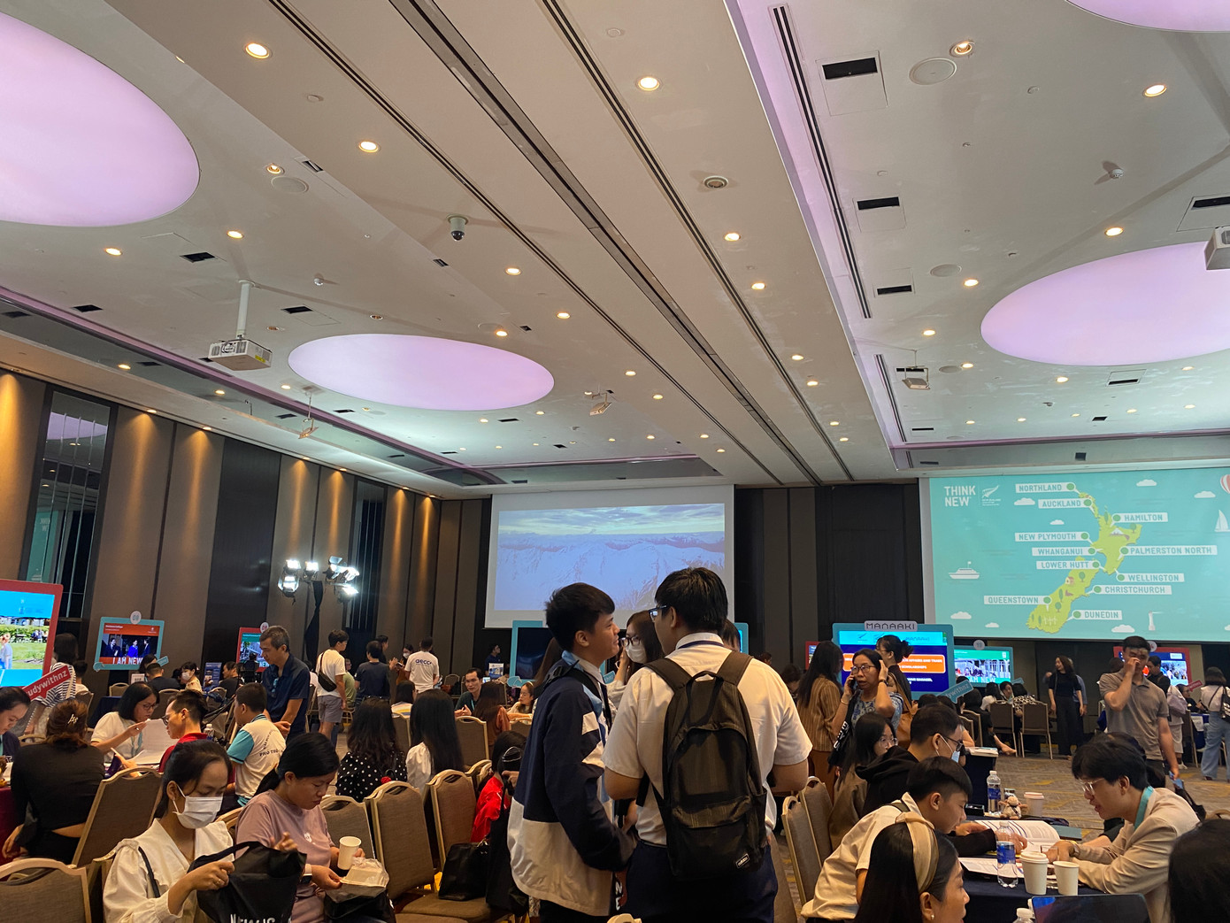 30 đơn vị đến từ các trường trung học, đại học, cao đẳng,... có mặt tại ngày hội Giáo dục New Zealand. Ảnh: Hoàng Mai 30 đơn vị đến từ các trường trung học, đại học, cao đẳng,... có mặt tại ngày hội Giáo dục New Zealand. Ảnh: Hoàng Mai