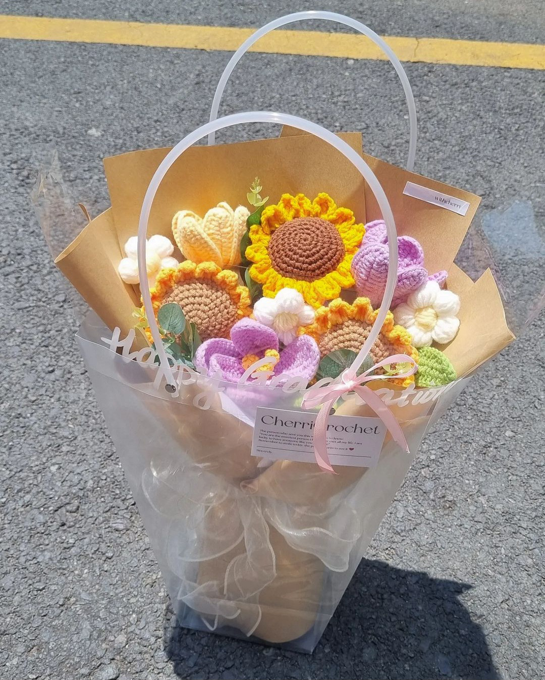 Bó hoa len siêu xinh xắn này bồ cũng có thể tự làm nếu thành thục bộ môn móc len đó. (Ảnh: Witcherri) Bó hoa len siêu xinh xắn này bồ cũng có thể tự làm nếu thành thục bộ môn móc len đó. (Ảnh: Witcherri)