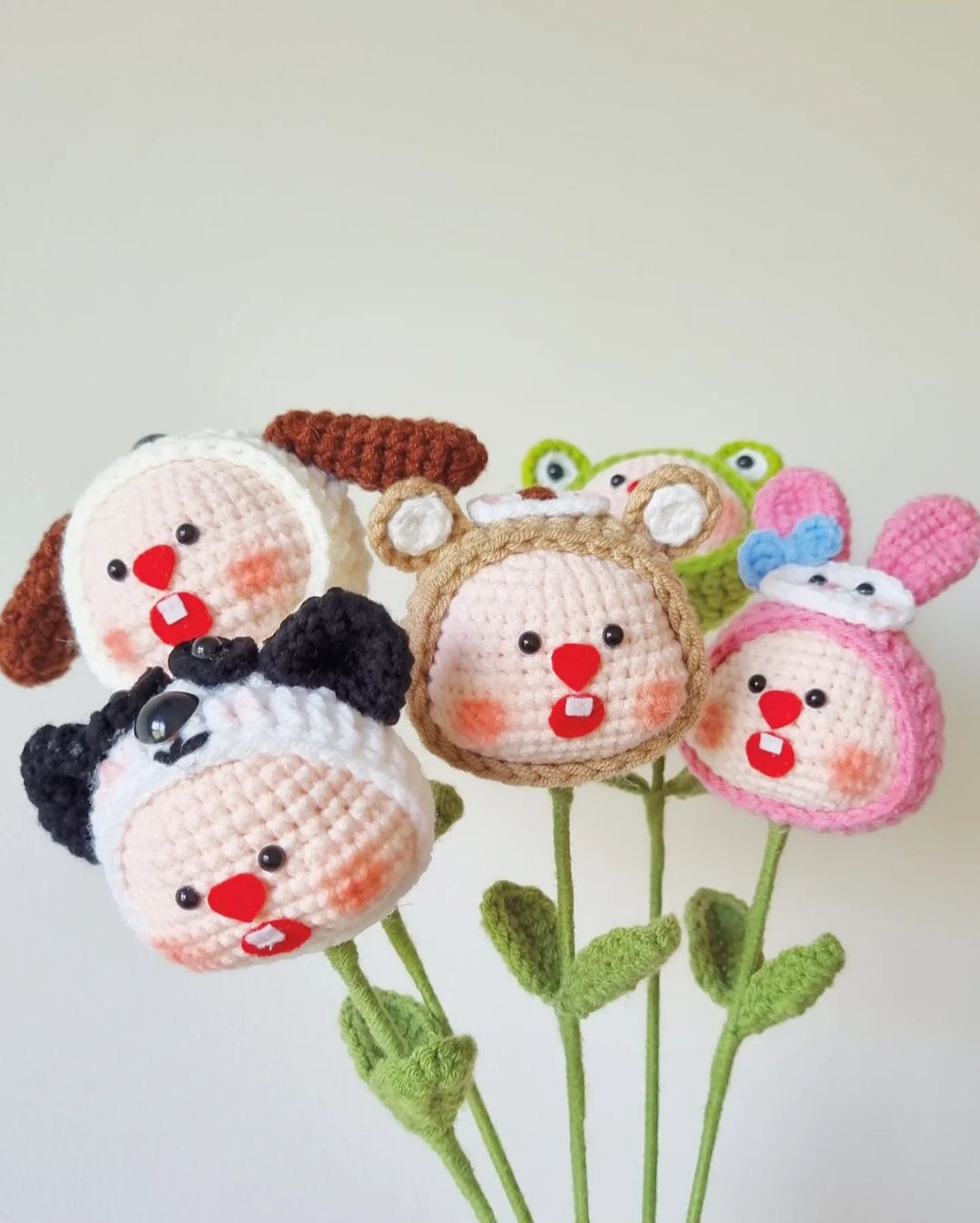 Bó hoa len siêu xinh xắn này bồ cũng có thể tự làm nếu thành thục bộ môn móc len đó. (Ảnh: Witcherri) Bó hoa len siêu xinh xắn này bồ cũng có thể tự làm nếu thành thục bộ môn móc len đó. (Ảnh: Witcherri)