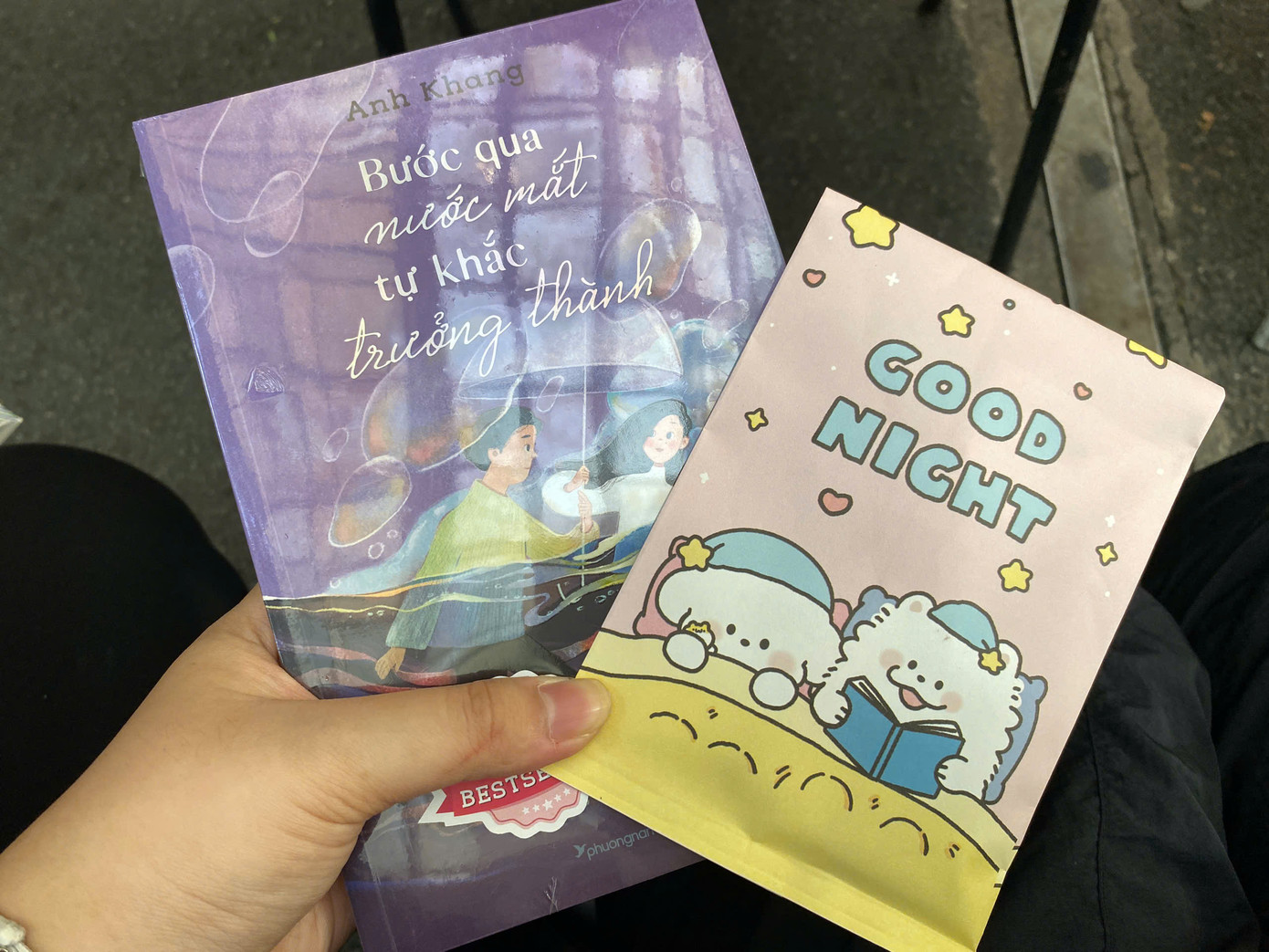 Bạn đọc đến tại ngày ký tặng còn được Anh Khang tặng "túi mù" do chính tác giả chuẩn bị, phần quà bên trong là móc khoá, nam châm, nước hoa, thiệp mini,... Ảnh: Hạt Mè Bạn đọc đến tại ngày ký tặng còn được Anh Khang tặng "túi mù" do chính tác giả chuẩn bị, phần quà bên trong là móc khoá, nam châm, nước hoa, thiệp mini,... Ảnh: Hạt Mè