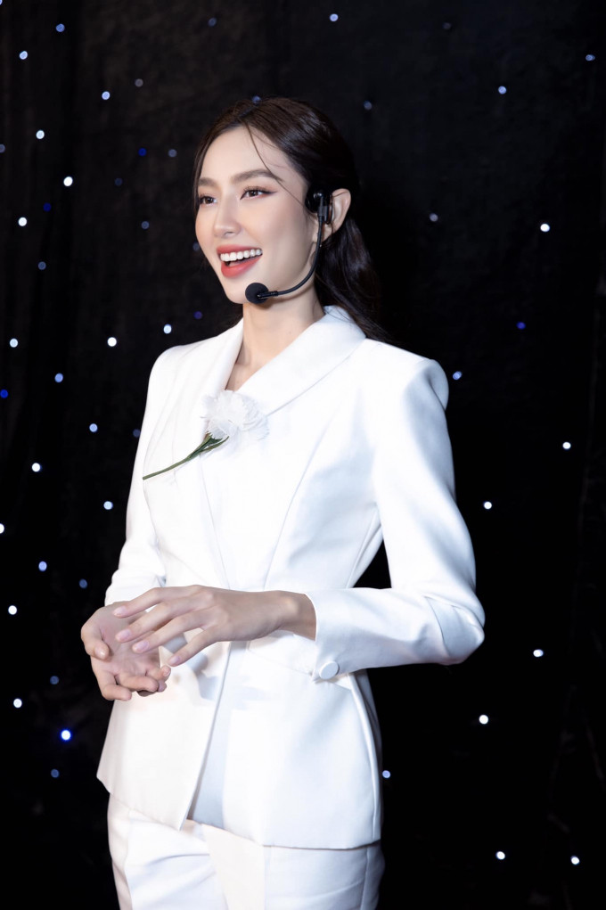 Hoa Hậu Nguyễn Thúc Thùy Tiên tại sân khấu TED Talk.