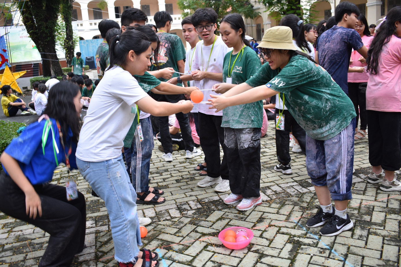 Không khí hết sức căng thẳng ở trạm "Lễ hội Ăn cơm mới".