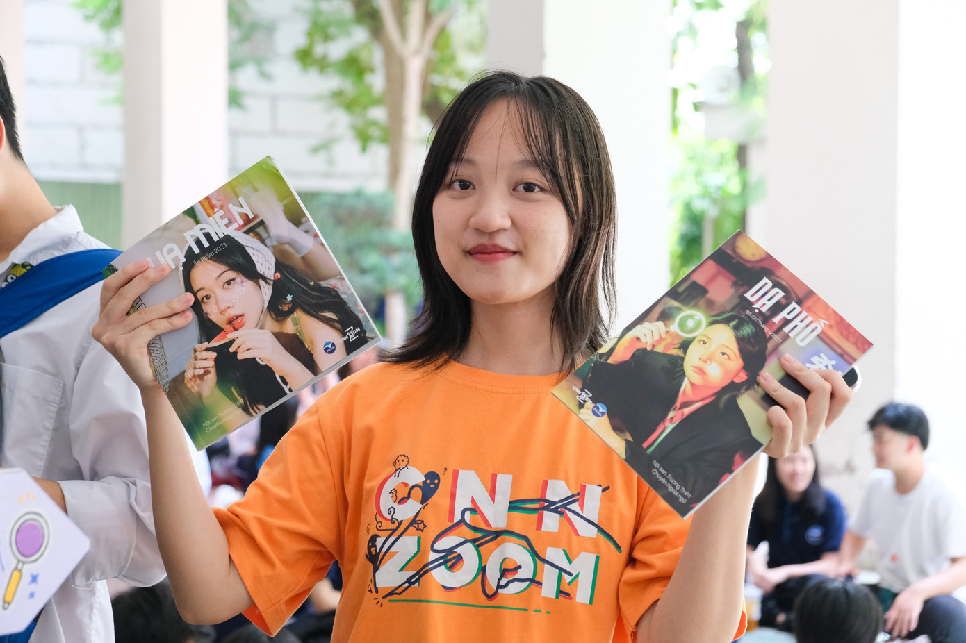 Số báo thứ 22 và ấn phẩm của "nhà" CNN Zoom. (Nguồn ảnh: Fanpage CNN ZOOM - Nội san trường THPT Chuyên Ngoại Ngữ)