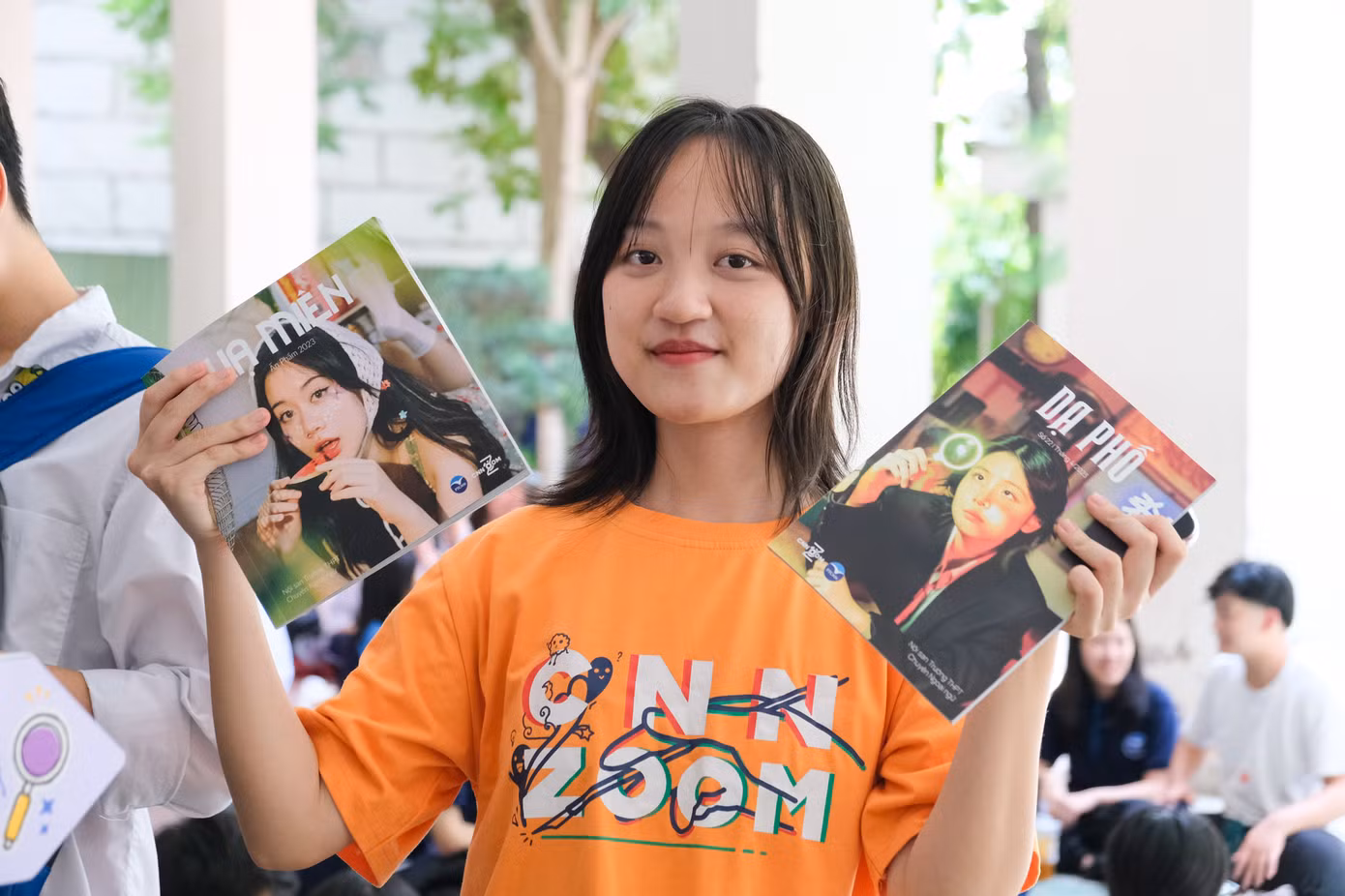 Số báo thứ 22 và ấn phẩm của "nhà" CNN Zoom. (Nguồn ảnh: Fanpage CNN ZOOM - Nội san trường THPT Chuyên Ngoại Ngữ)