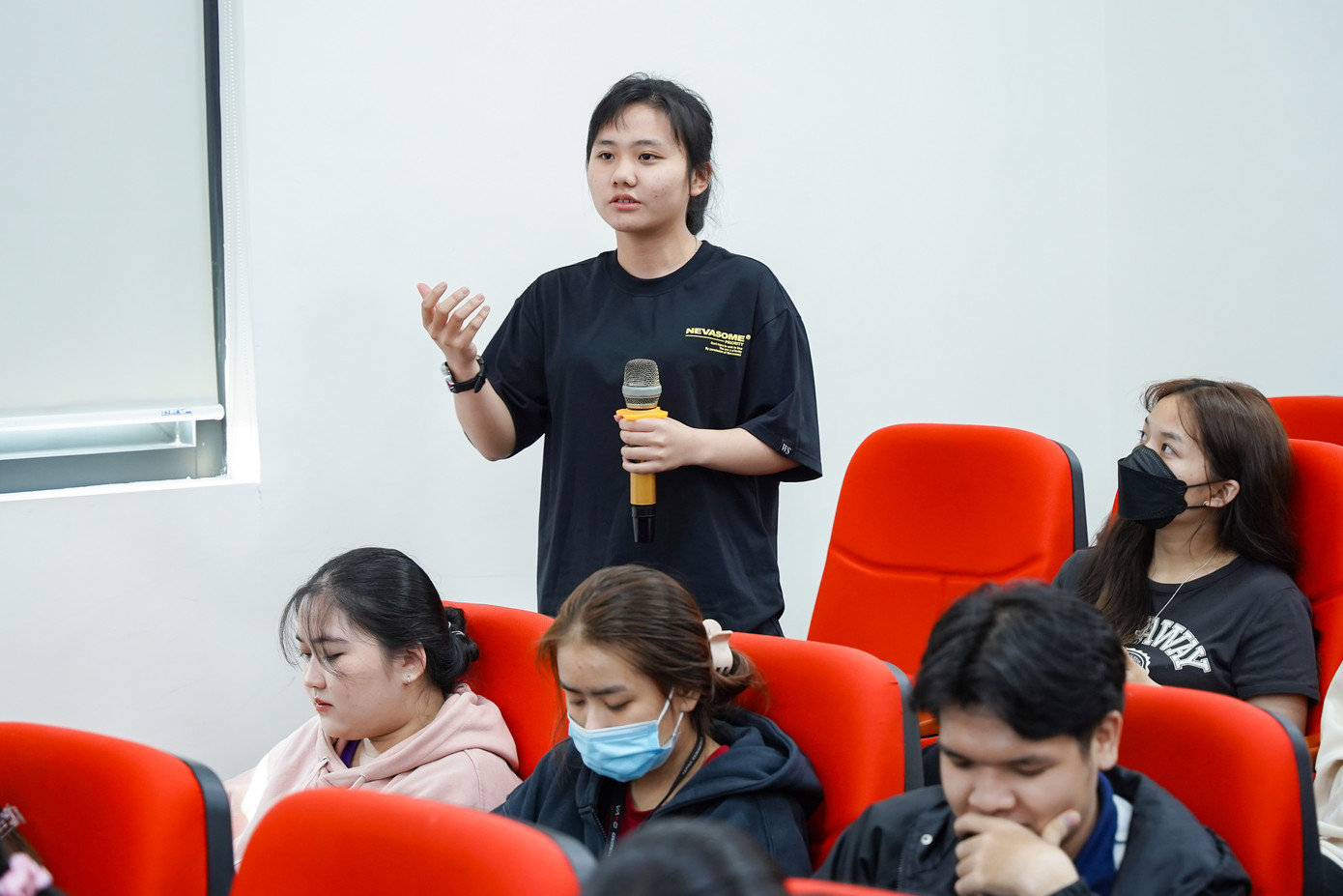 Teen hỏi đáp cùng cô Ziena Jalil về bí kíp lãnh đạo nhóm - Ảnh: Khoa tiếng Anh - UEF. Teen hỏi đáp cùng cô Ziena Jalil về bí kíp lãnh đạo nhóm - Ảnh: Khoa tiếng Anh - UEF.