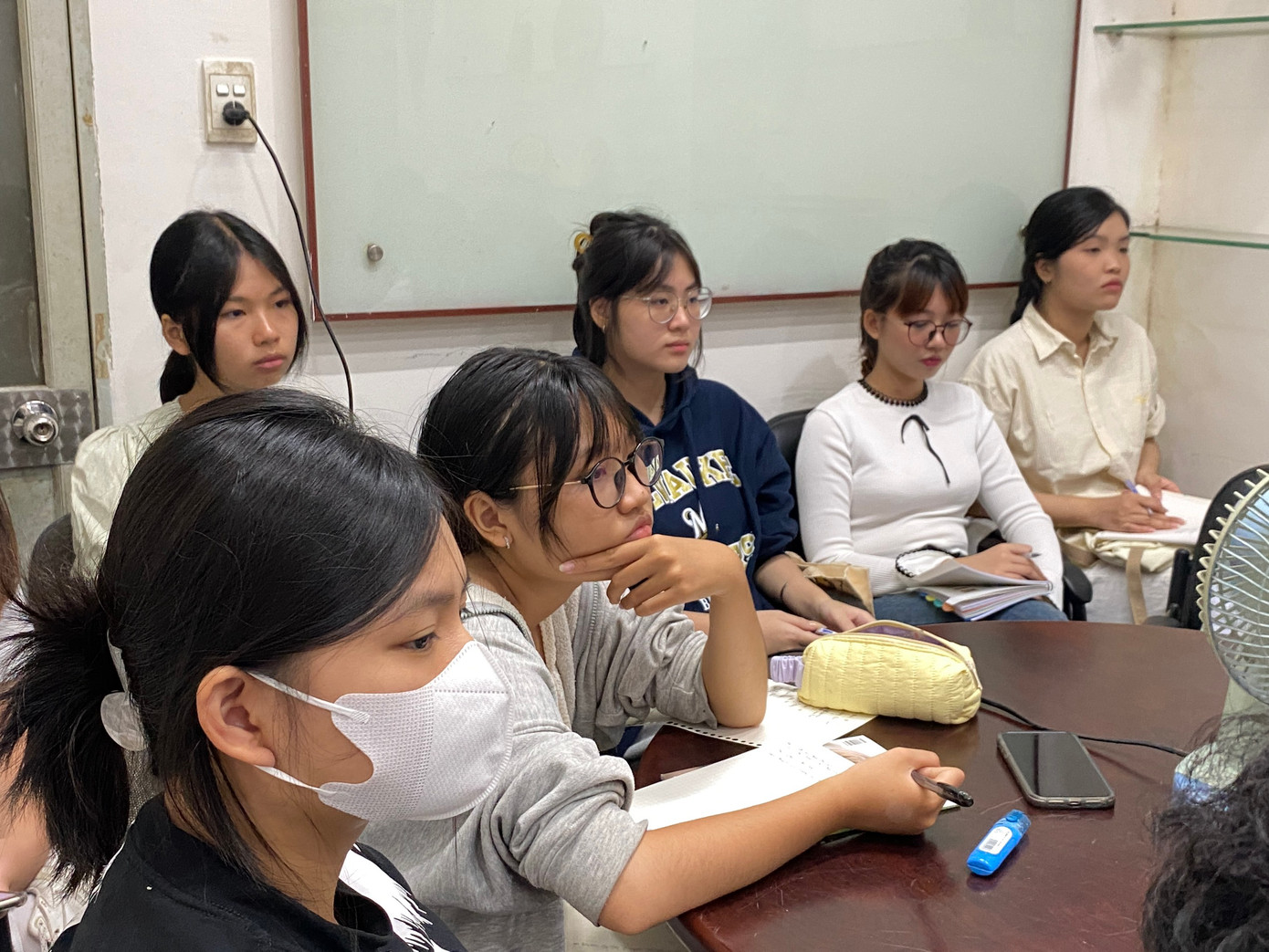 Teen nên đầu tư mạng xã hội trở thành không gian đa dạng, cung cấp thông tin mới cho mình mỗi ngày. Ảnh: Hoàng Mai Teen nên đầu tư mạng xã hội trở thành không gian đa dạng, cung cấp thông tin mới cho mình mỗi ngày. Ảnh: Hoàng Mai