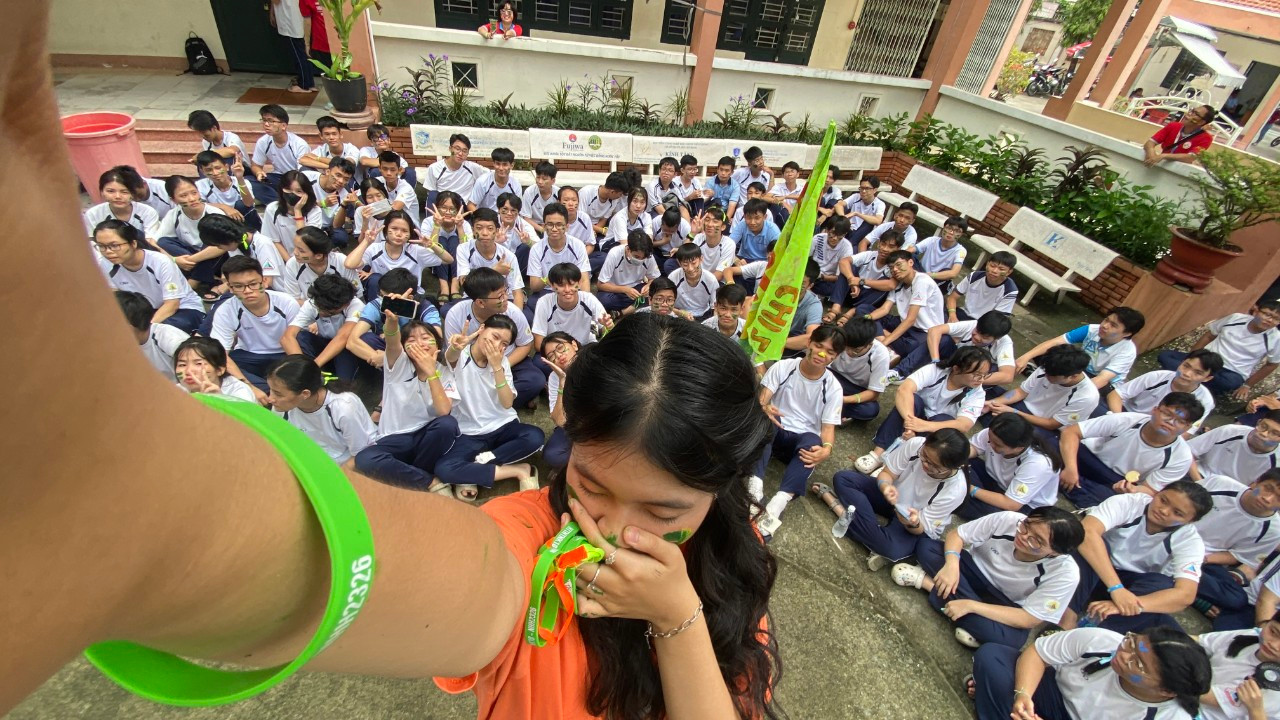 Dàn teen 2K8 háo hức check-in trước giờ &quot;chiến&quot; vào trò chơi tại hội trại. Ảnh: Đoàn trường THPT Nguyễn Hữu Huân