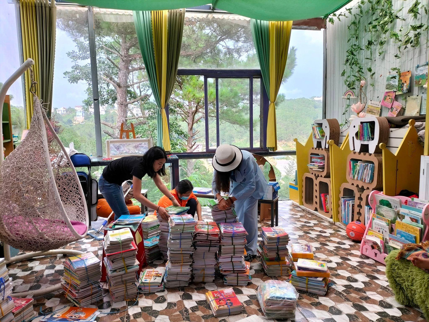 Cô Thanh Tâm phân loại sách. Ảnh: NVCC