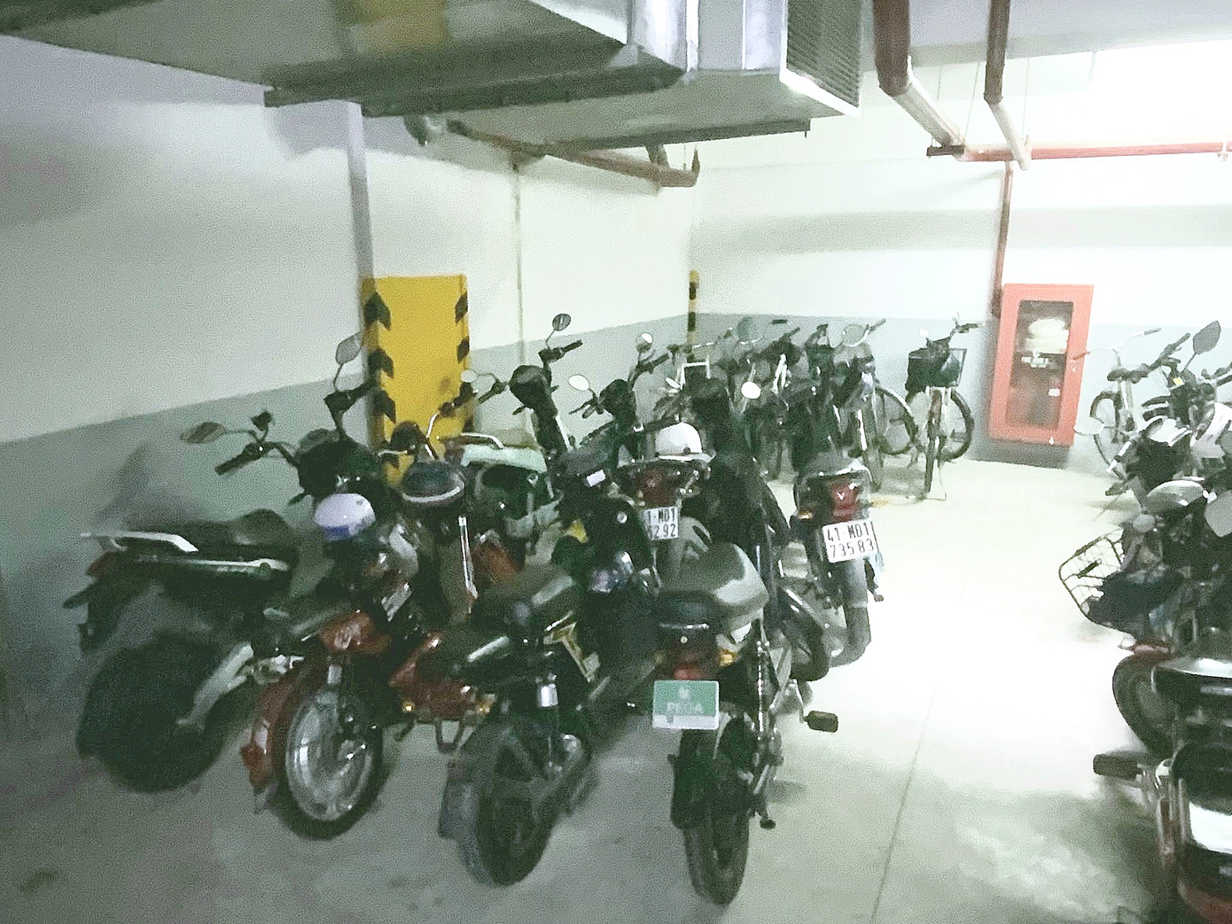 Khu vực riêng dành cho xe đạp và xe điện ở hầm xe trường THPT chuyên Lê Hồng Phong, TP.HCM. Khu vực riêng dành cho xe đạp và xe điện ở hầm xe trường THPT chuyên Lê Hồng Phong, TP.HCM.