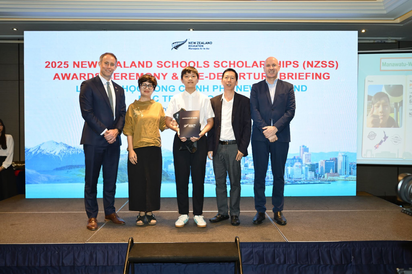 Buổi lễ còn có sự tham gia của các bậc phụ huynh, người ủng hộ và đồng hành với teen chinh phục học bổng New Zealand thành công. Buổi lễ còn có sự tham gia của các bậc phụ huynh, người ủng hộ và đồng hành với teen chinh phục học bổng New Zealand thành công.