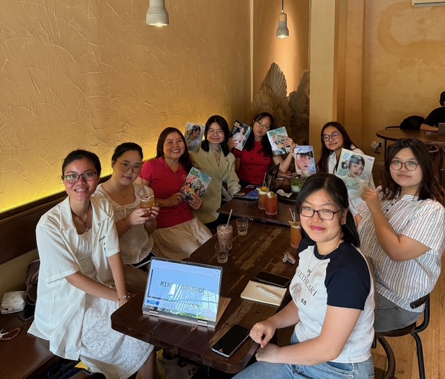 Mỗi khi trình bày kiến thức mới, Phương Anh đều “rinh” một câu chuyện cá nhân vào làm “tệp đính kèm” để cụ thể hoá, hấp dẫn hoá nội dung. Mỗi khi trình bày kiến thức mới, Phương Anh đều “rinh” một câu chuyện cá nhân vào làm “tệp đính kèm” để cụ thể hoá, hấp dẫn hoá nội dung.