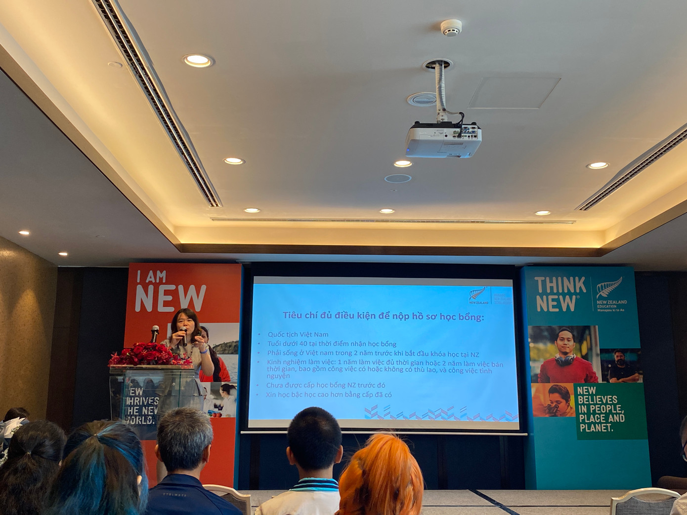 Cô Ngân Hoa chia sẻ những tiêu chí nộp hồ sơ học bổng toàn phần Manaaki. Ảnh: Hoàng Mai Cô Ngân Hoa chia sẻ những tiêu chí nộp hồ sơ học bổng toàn phần Manaaki. Ảnh: Hoàng Mai