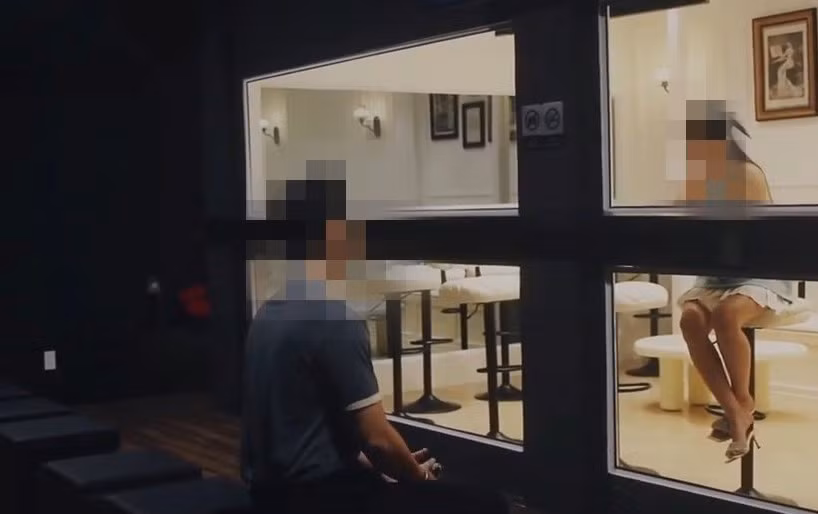 Vị trí nam ngồi thấp hẳn hơn nữ, hình ảnh gây phẫn nộ khi được chia sẻ trên mạng.