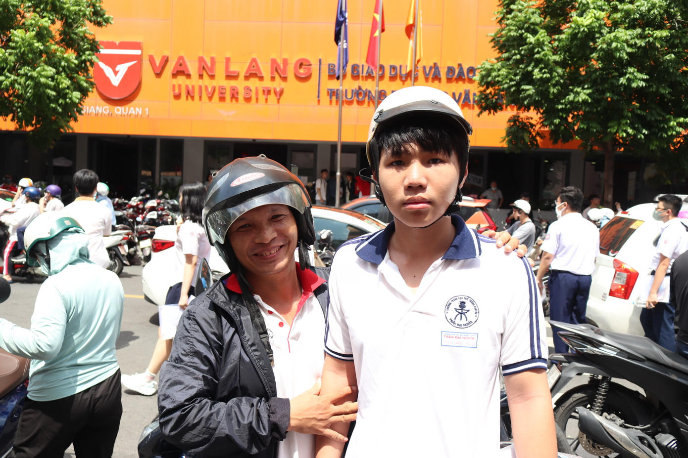 Nhiều phụ huynh vui vẻ, tạo tâm lý thoải mái cho con em mình trong ngày thi. Ảnh: Văn Tùng Nhiều phụ huynh vui vẻ, tạo tâm lý thoải mái cho con em mình trong ngày thi. Ảnh: Văn Tùng