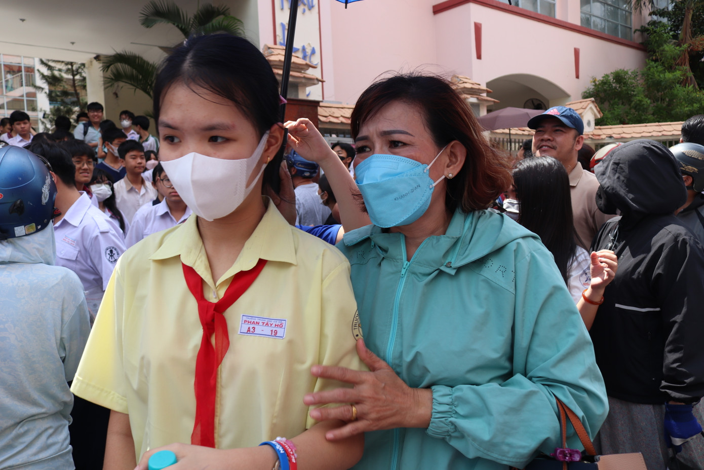 Những người mẹ bày tỏ sự lo lắng, sốt ruột cùng con trong ngày thi. Ảnh: Văn Tùng Những người mẹ bày tỏ sự lo lắng, sốt ruột cùng con trong ngày thi. Ảnh: Văn Tùng