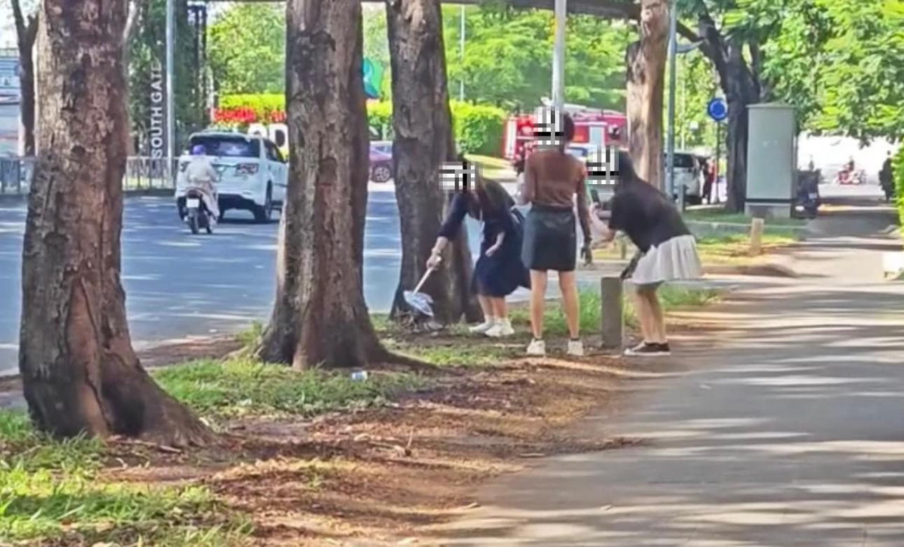 Ngay khi một bạn gắp túi rác nilon lên, hai bạn còn lại nhanh chóng chụp ảnh, quay clip làm minh chứng. Ngay khi một bạn gắp túi rác nilon lên, hai bạn còn lại nhanh chóng chụp ảnh, quay clip làm minh chứng.