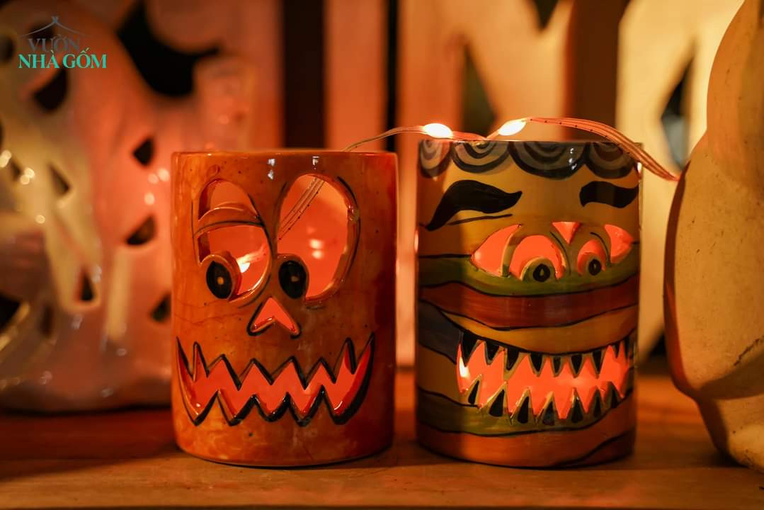 Lồng đèn gốm handmade có thể dùng làm vật trang trí, lọ đựng bút hay đèn học với hình ảnh bí ngô đặc trưng mùa Halloween. Nguồn: Fanpage Vườn Nhà Gốm Lồng đèn gốm handmade có thể dùng làm vật trang trí, lọ đựng bút hay đèn học với hình ảnh bí ngô đặc trưng mùa Halloween. Nguồn: Fanpage Vườn Nhà Gốm