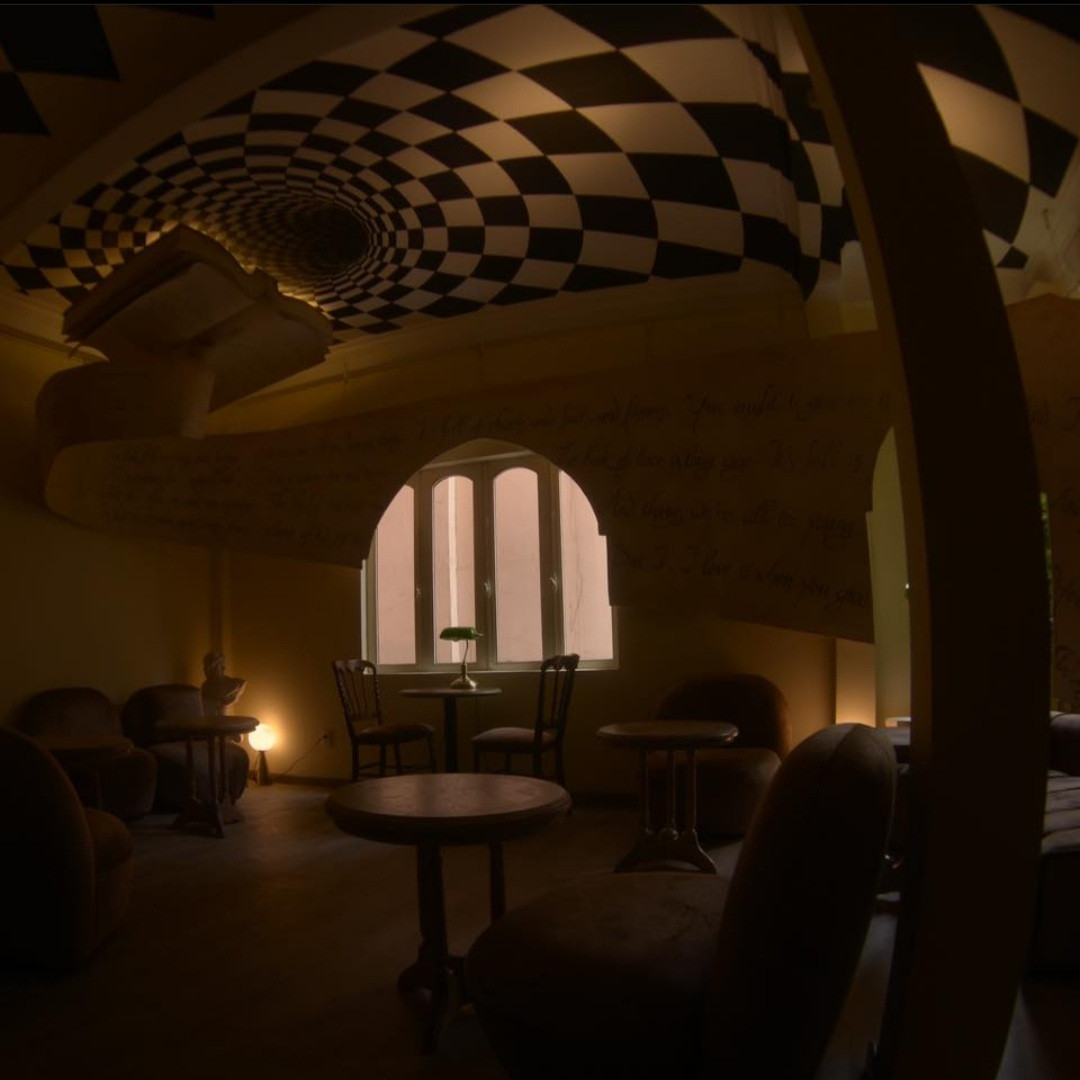 Không gian ma mị và kì bí khác hẳn với giao diện của Bibli vào buổi sáng. Không gian ma mị và kì bí khác hẳn với giao diện của Bibli vào buổi sáng.