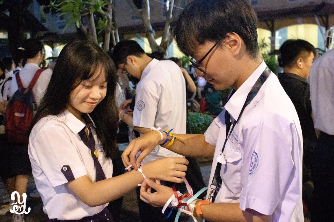 Chiếc ruy băng hồng dành cho những cặp đôi &quot;gà bông&quot; thổ lộ nhau ngày cuối cấp. Ảnh: Chương trình Tri ân - Trưởng thành Minh Khai