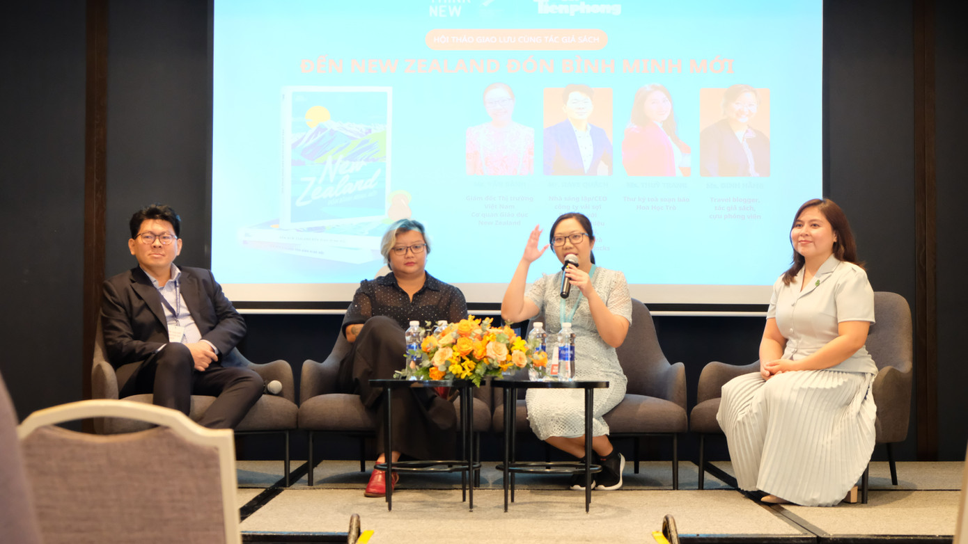 Đến New Zealand đón bình minh mới là quyển sách lưu lại hành trình trải nghiệm của rất nhiều nhân vật, tác giả đã và đang sống tại xứ sở Kiwi. Ảnh: Kim Bảo Đến New Zealand đón bình minh mới là quyển sách lưu lại hành trình trải nghiệm của rất nhiều nhân vật, tác giả đã và đang sống tại xứ sở Kiwi. Ảnh: Kim Bảo