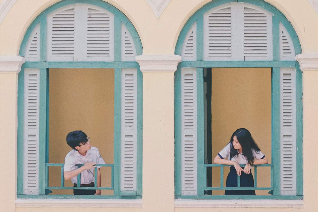 Ảnh "đôi" ở "khung cửa sổ đôi". Ảnh: Trúc Phương. Người mẫu: Thảo Nhi, Hoàng Minh.