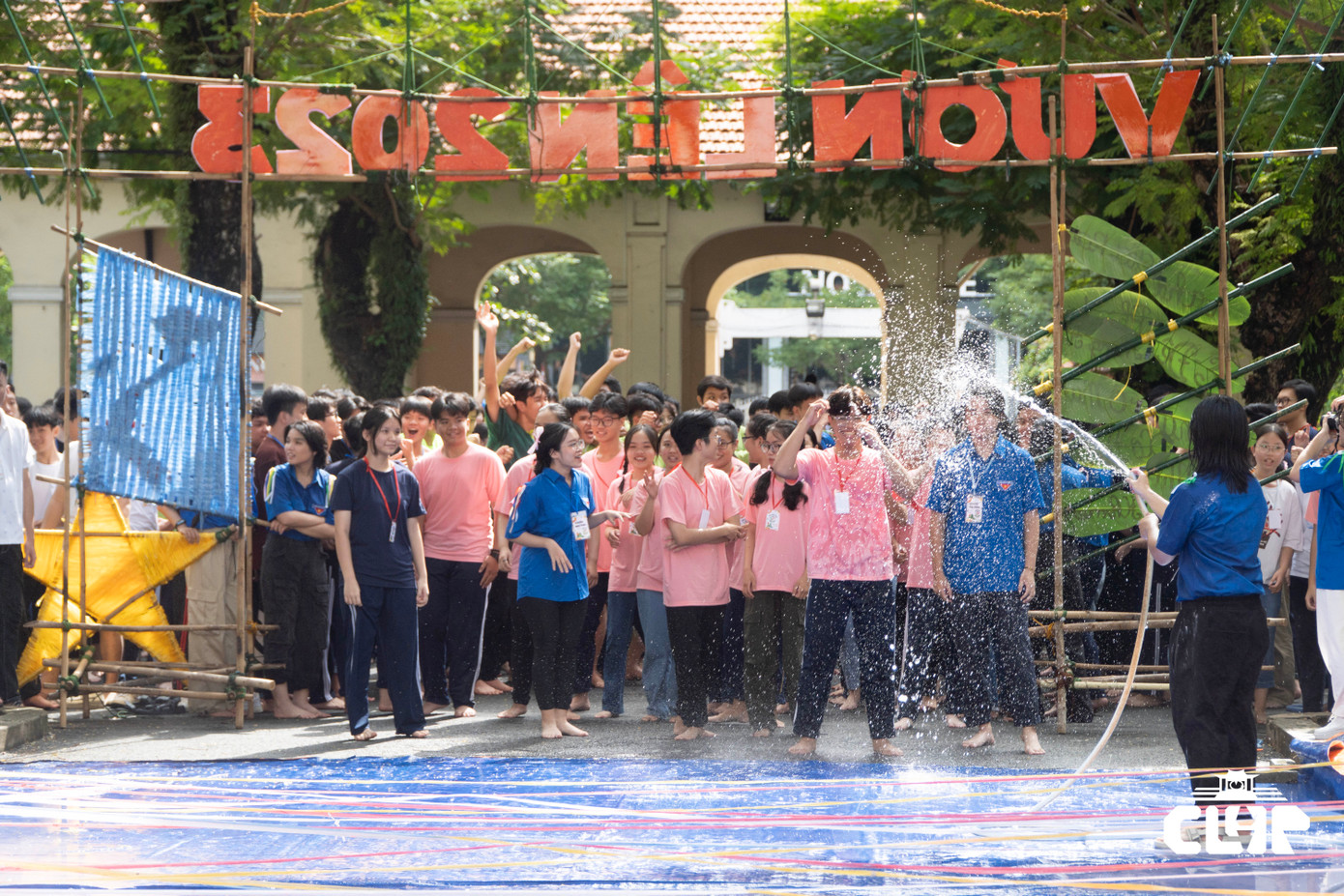 Nhập trại với màn tắm nước và phủ bột màu vô cùng thú vị của Vươn Lên 2023.