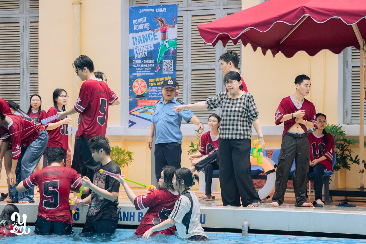 Nhảy &quot;ùm&quot; xuồng hồ bơi là truyền thống &quot;bất thành văn&quot; của teen Minh Khai. Ảnh: Chương trình Tri ân - Trưởng thành Minh Khai