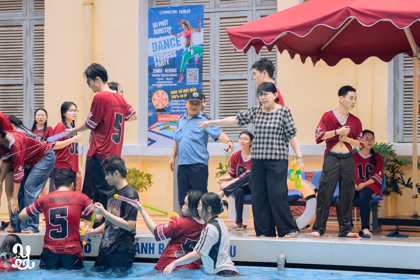 Nhảy "ùm" xuồng hồ bơi là truyền thống "bất thành văn" của teen Minh Khai. Ảnh: Chương trình Tri ân - Trưởng thành Minh Khai Nhảy "ùm" xuồng hồ bơi là truyền thống "bất thành văn" của teen Minh Khai. Ảnh: Chương trình Tri ân - Trưởng thành Minh Khai