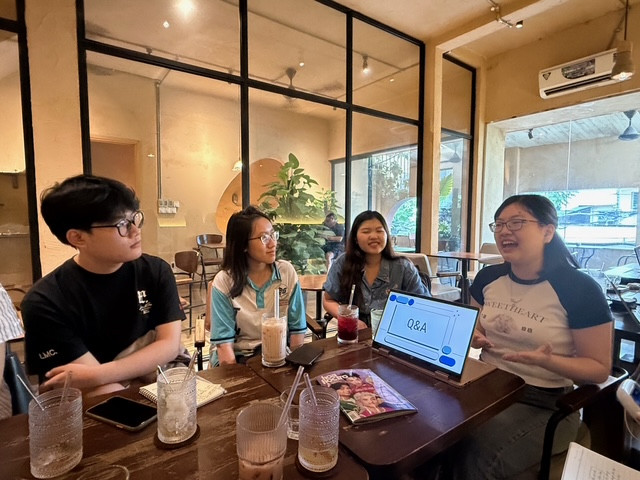 Đào Ngọc Phương Anh (ngoài cùng bên phải) - người bạn thân thiết của nhà Hoa trong nhiều năm. Đào Ngọc Phương Anh (ngoài cùng bên phải) - người bạn thân thiết của nhà Hoa trong nhiều năm.