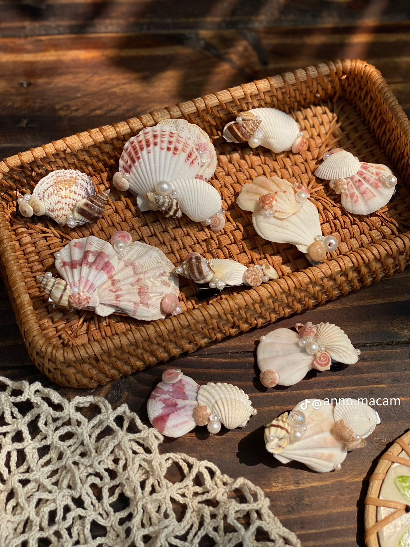 Bạn có thể mix &amp; match nhiều loại hạt, vỏ ốc và vỏ sò khác nhau để tạo nên chiếc kẹp "có một không hai". Ảnh: @anno.macam