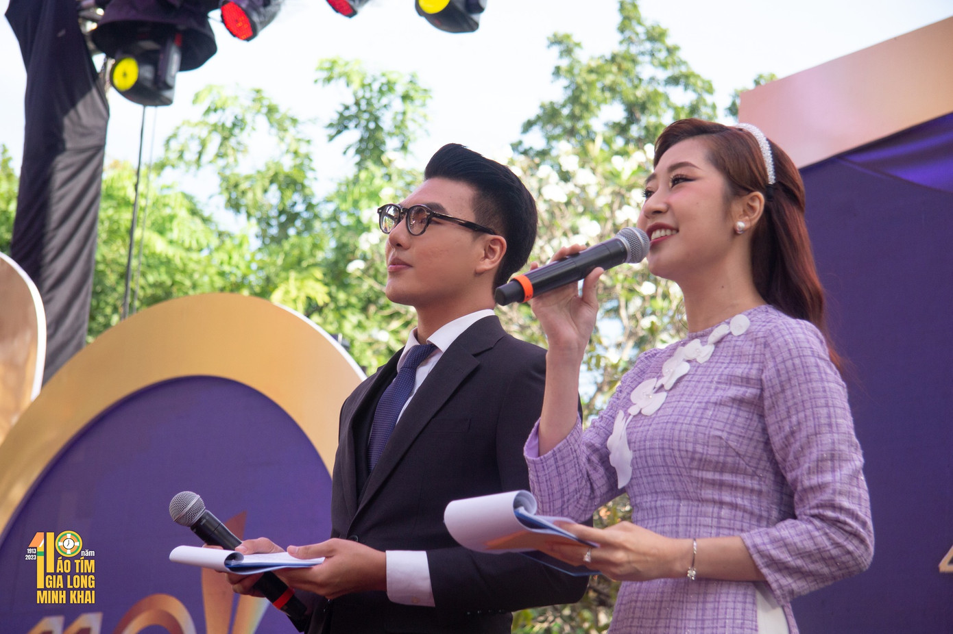 Anh MC Trọng Nghĩa và chị MC Mỹ Duyên. Ảnh: 110 năm Áo Tím - Gia Long - Minh Khai. Anh MC Trọng Nghĩa và chị MC Mỹ Duyên. Ảnh: 110 năm Áo Tím - Gia Long - Minh Khai.