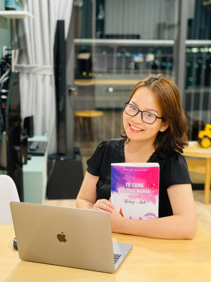 Cô Trang đã có hơn 10 năm luyện đề và giải đề môn Tiếng Anh. Ảnh: NVCC Cô Trang đã có hơn 10 năm luyện đề và giải đề môn Tiếng Anh. Ảnh: NVCC