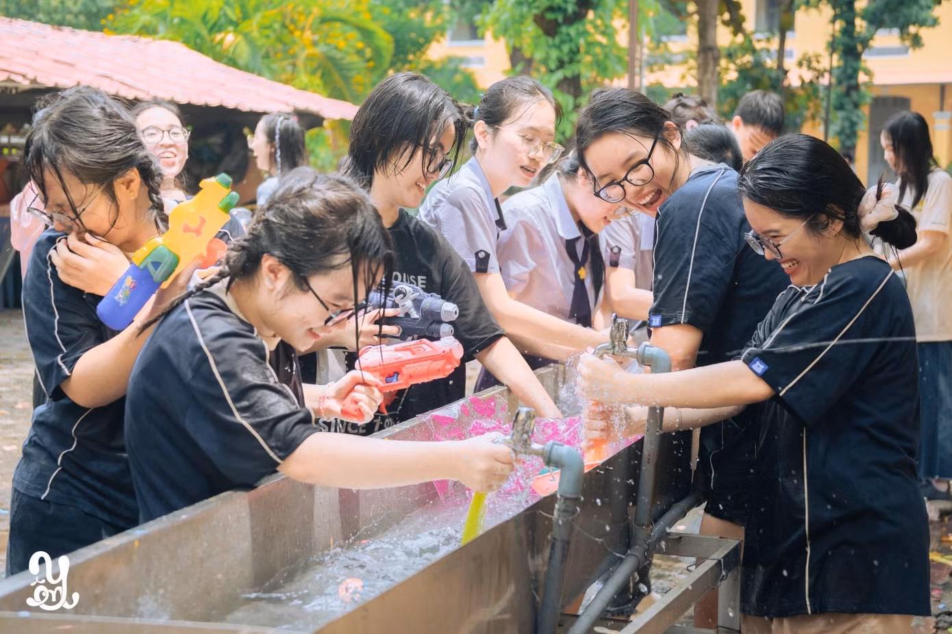 Té nước là hoạt động luôn có trong mỗi lễ tri ân - trưởng thành Minh Khai. Ảnh: Chương trình Tri ân - Trưởng thành Minh Khai Té nước là hoạt động luôn có trong mỗi lễ tri ân - trưởng thành Minh Khai. Ảnh: Chương trình Tri ân - Trưởng thành Minh Khai