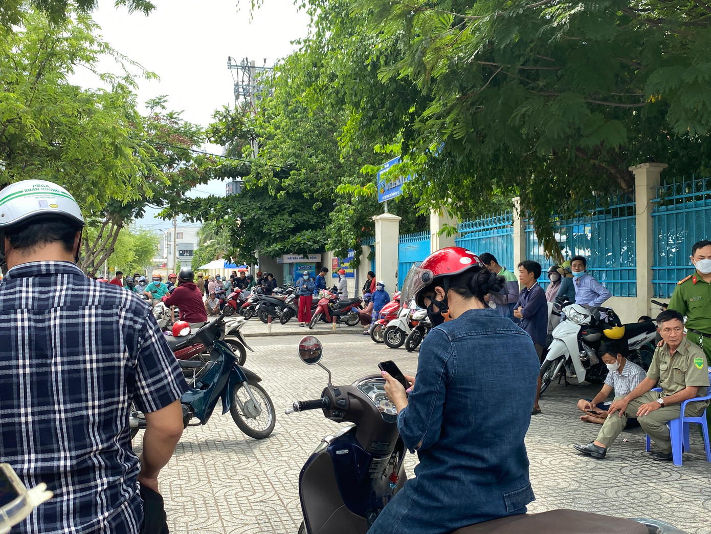 Phụ huynh chở con em đến điểm thi sớm. Đến khi các bạn vào phòng thi, một số ba mẹ vẫn nán lại ở cổng trường chờ cho yên tâm. Ảnh: Hạt Mè Phụ huynh chở con em đến điểm thi sớm. Đến khi các bạn vào phòng thi, một số ba mẹ vẫn nán lại ở cổng trường chờ cho yên tâm. Ảnh: Hạt Mè