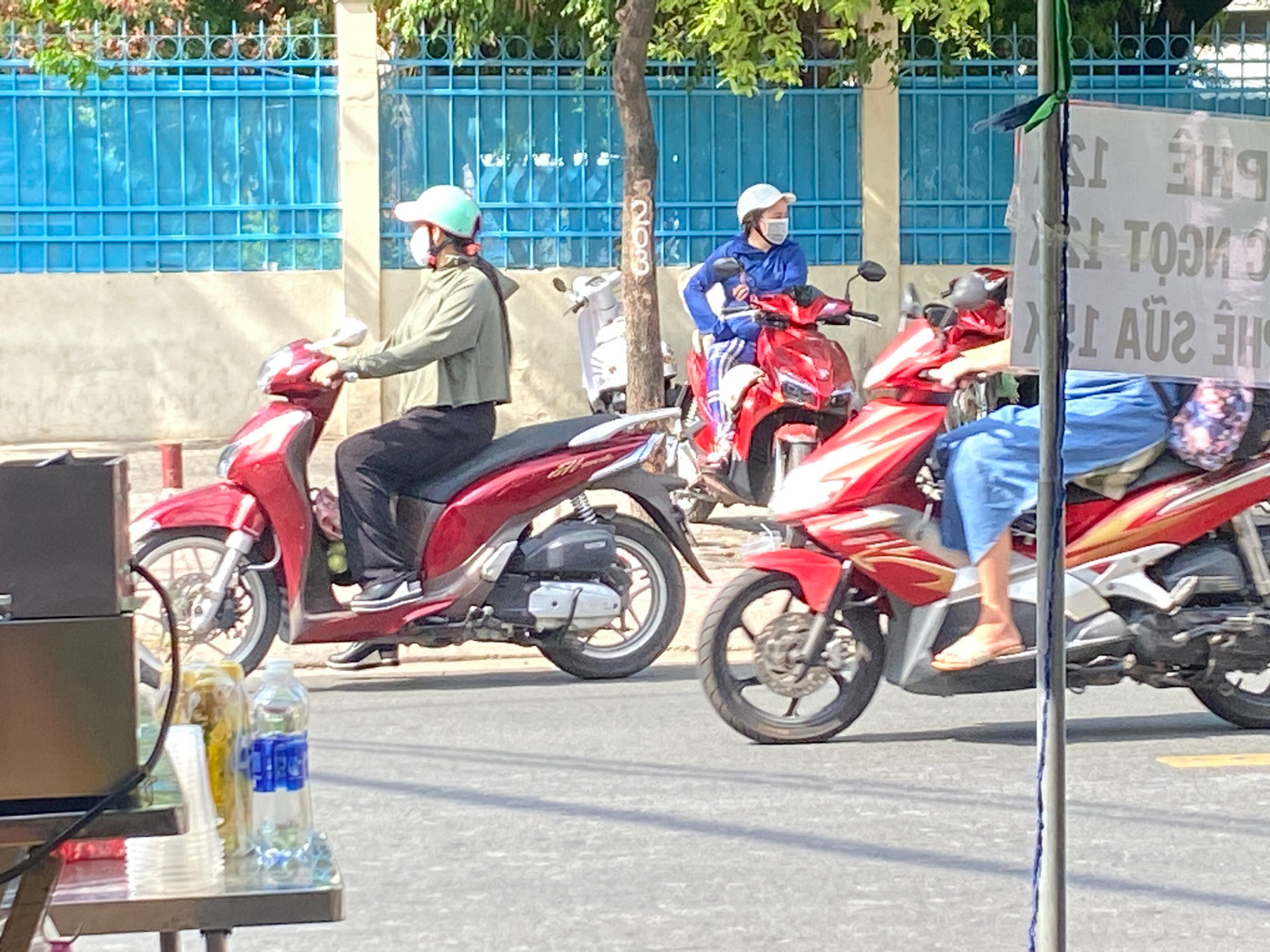 Một số phụ huynh ở lại từ sáng đến trưa đợi con mình thi xong. Ảnh: Hạt Mè Một số phụ huynh ở lại từ sáng đến trưa đợi con mình thi xong. Ảnh: Hạt Mè