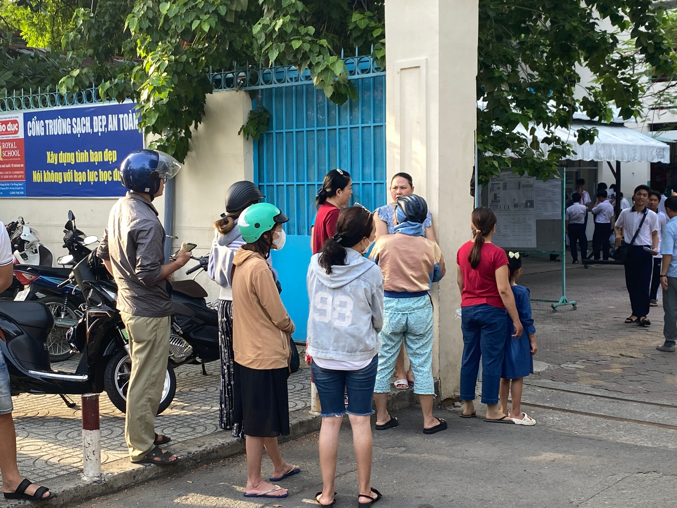 Ngay khi bảo vệ mở cổng, các phụ huynh lập tức xếp hàng trước cổng trường chờ đón con em. Ảnh: Hạt Mè Ngay khi bảo vệ mở cổng, các phụ huynh lập tức xếp hàng trước cổng trường chờ đón con em. Ảnh: Hạt Mè