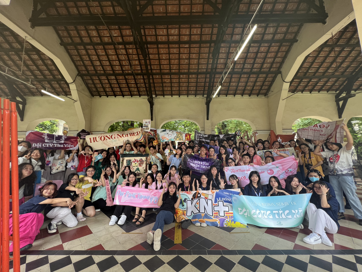 Các câu lạc bộ chụp ảnh lưu niệm để kết thúc một mùa Vươn Lên 2023 thành công rực rỡ.