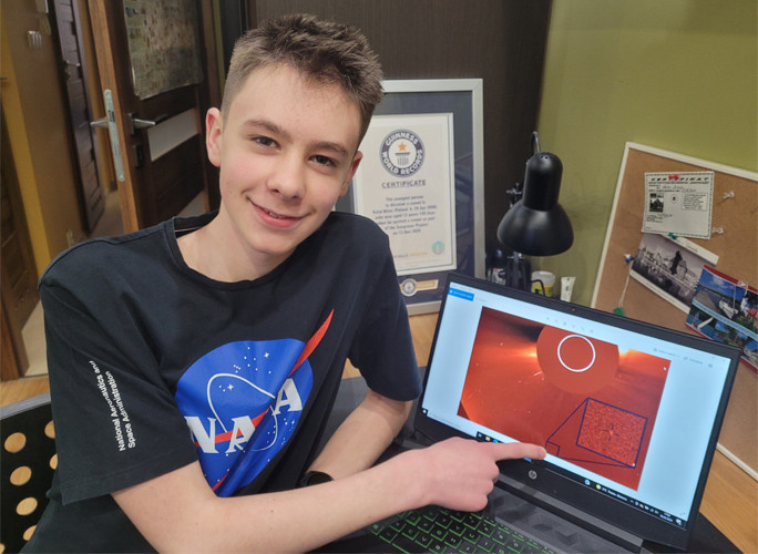 Rafał Biros cùng hình ảnh sao chổi mình đã phát hiện. Rafał Biros cùng hình ảnh sao chổi mình đã phát hiện.