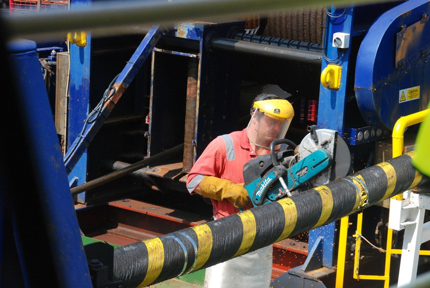 Sau khi thả cáp đủ độ dài cần thiết để đưa vào bờ, sợi cáp sẽ được cắt ra. Đây là lần cắt cáp đầu tiên và duy nhất tính từ khi cáp được rải từ Phú Quốc. Như thế, sợi cáp điện ngầm xuyên biển Hà Tiên- Phú Quốc có độ dài lên tới gần 58 km và không hề có một mối nối nào cả 