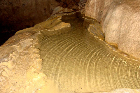 Hồ nước nhân tạo trên mặt một phiến đá 