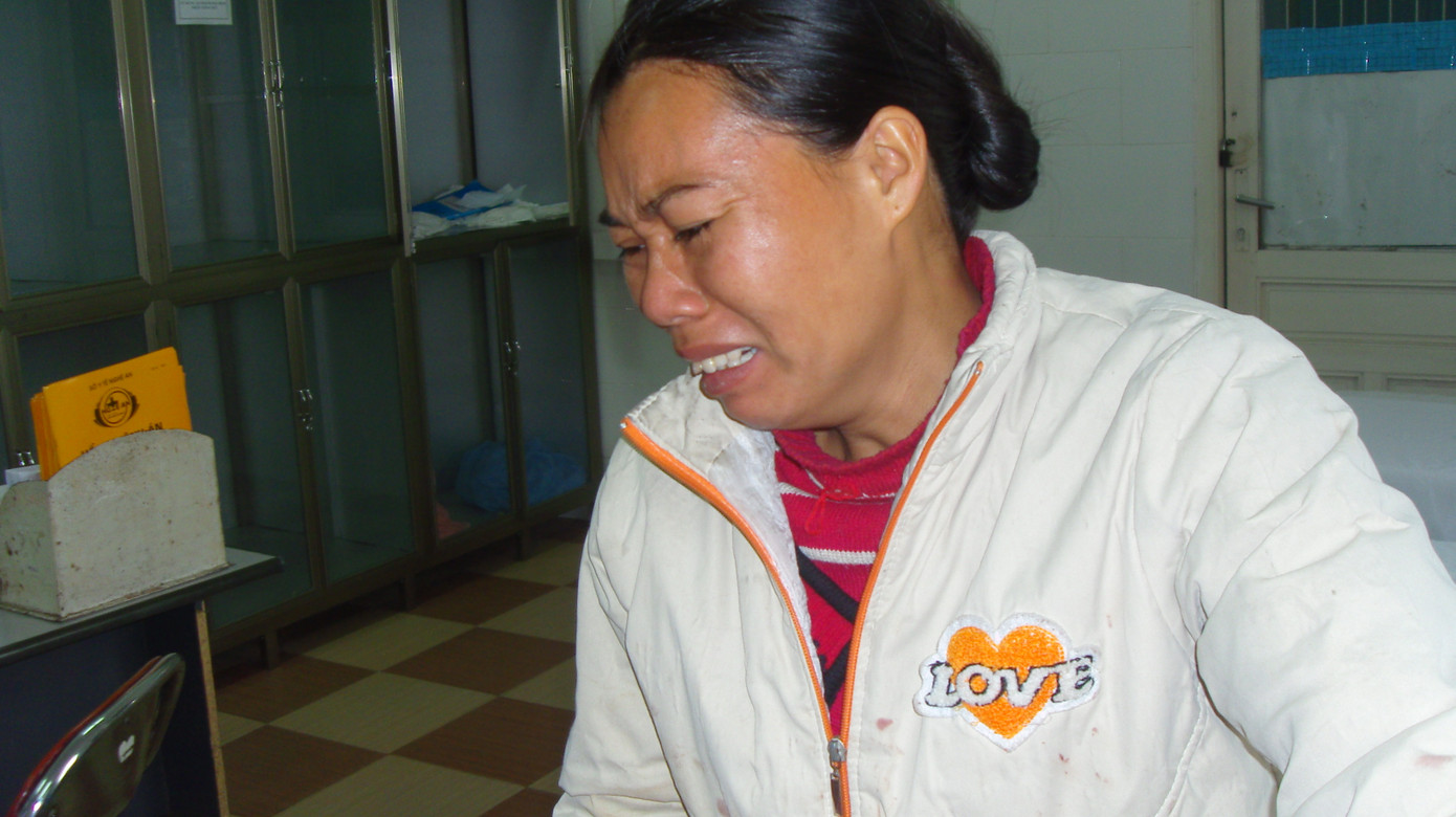 Nỗi đau hằn in trên gương mặt một người vợ có chồng bị nạn