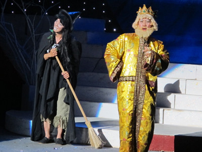 Nghệ sỹ Đức Hải vai mụ phù thủy (bìa trái) trong Câu chuyện thiên nga. Ảnh: Thúy Hiền